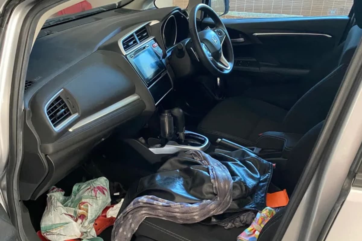 El auto como reflejo de la rutina: cuando el polvo del interior dice más de lo que parece