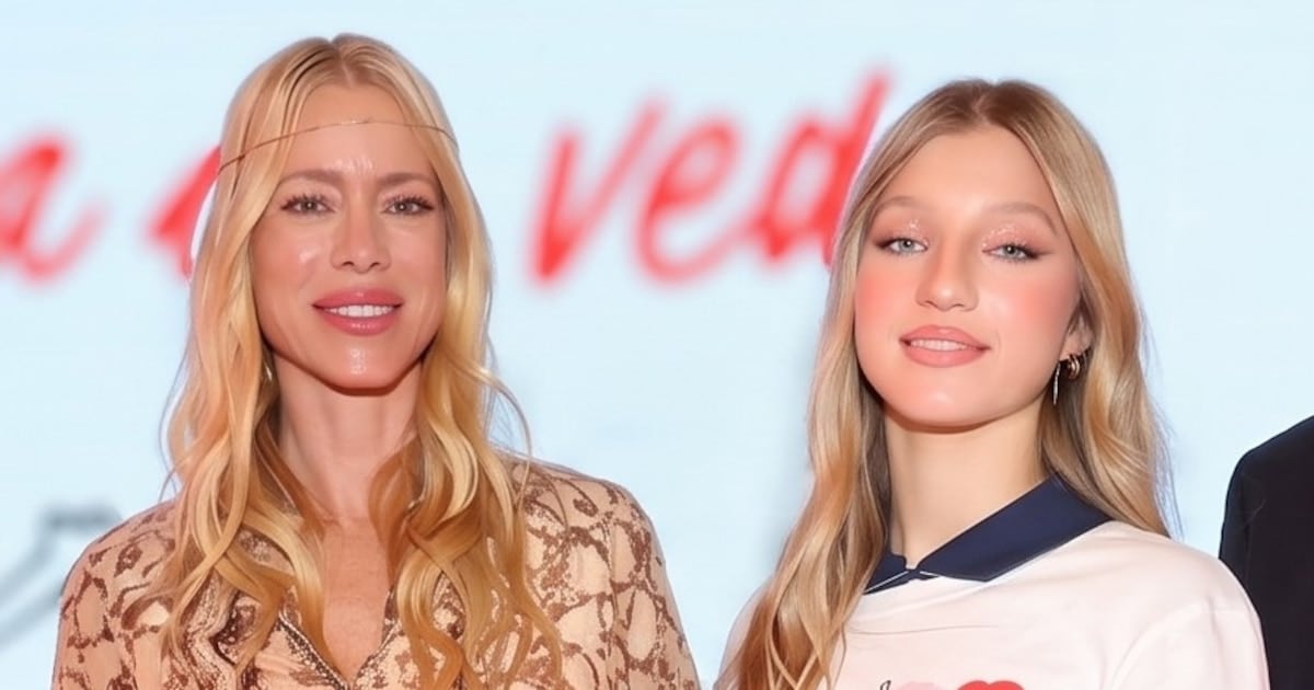 Allegra Cubero se calzó la gorra y salió a la pasarela con su mamá mirándola desde la primera fila