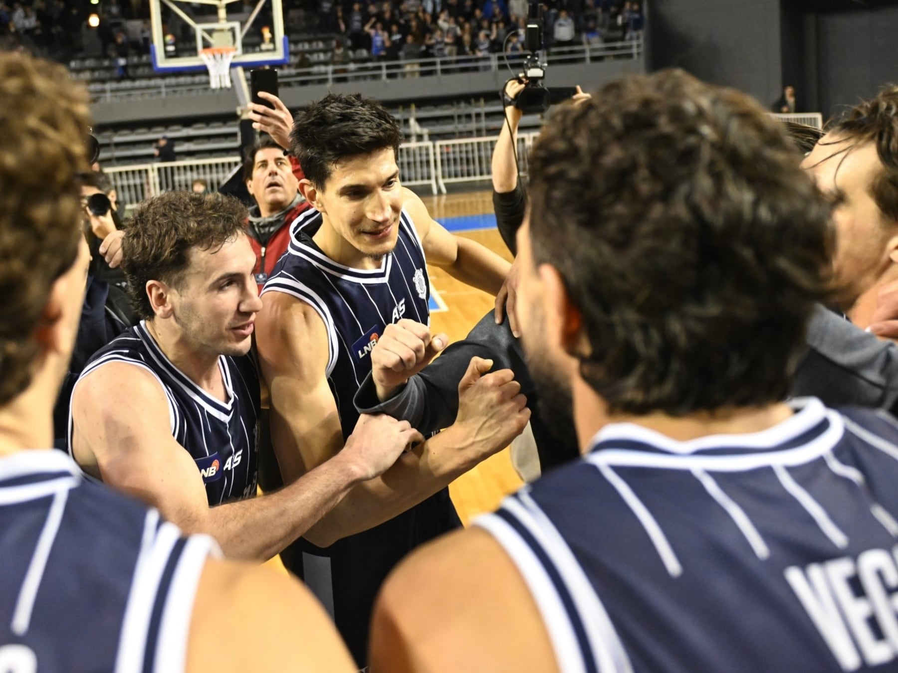 Peñarol le aguó la fiesta al campeón: el Milrayitas arrancó la Liga con un trabajoso 62-57 sobre Gimnasia