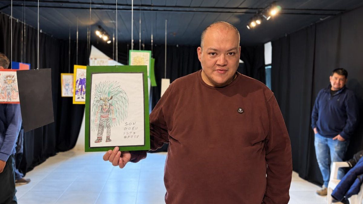 Daniel y sus personajes en papel: la primera muestra de un dibujante de Aluminé que nunca había expuesto