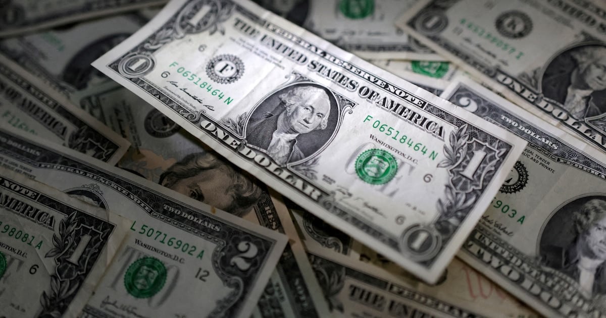 El dólar cerró la semana con baja de cinco pesos en el Banco Nación y estabilidad en el paralelo