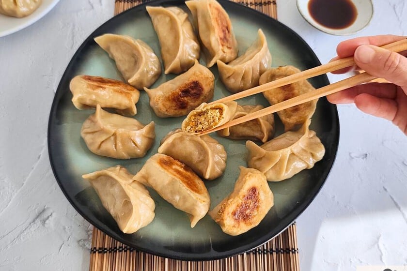 Treinta gyozas vegetarianas en una sartén: tofu, shiitake y una cocción a dos tiempos