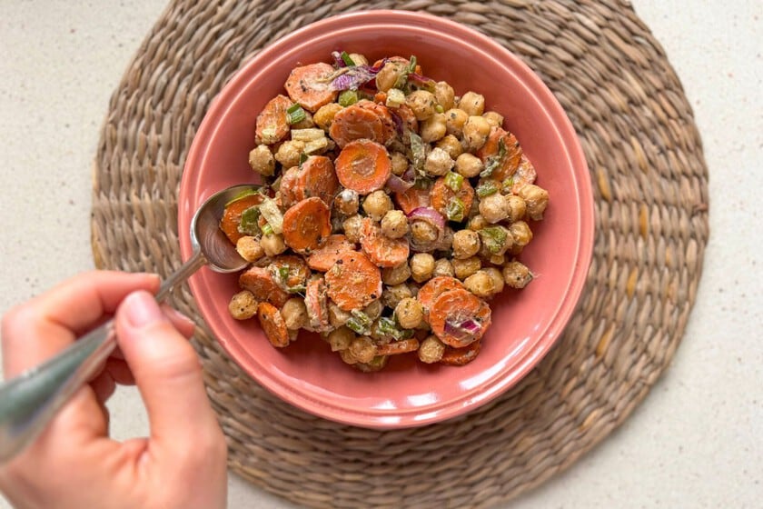 Una ensalada templada de garbanzos y zanahoria al horno, con el sello cremoso del tahini