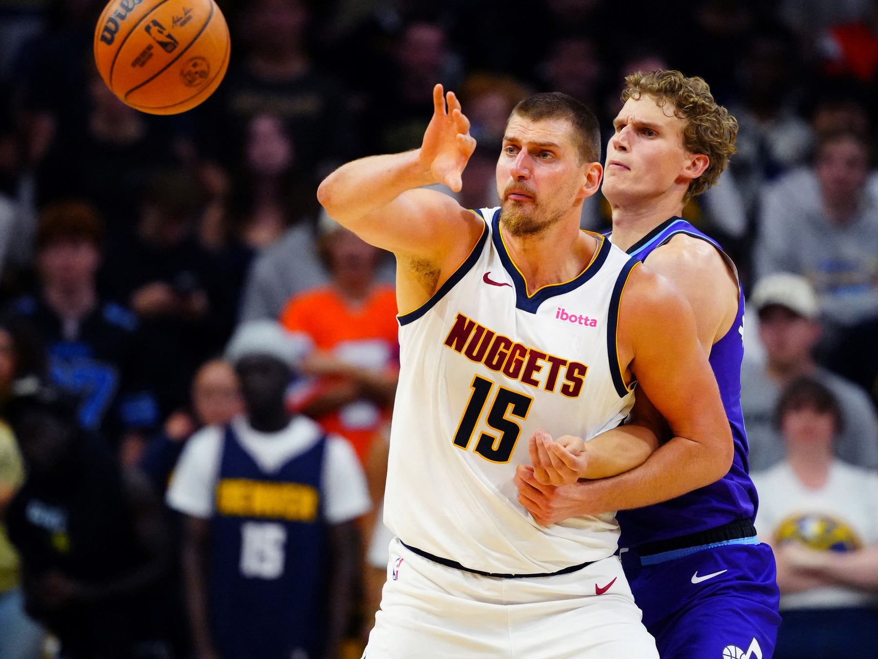 El pase de Jokic que ilusiona, pero Denver arrancó la pretemporada con el bolsillo vacío