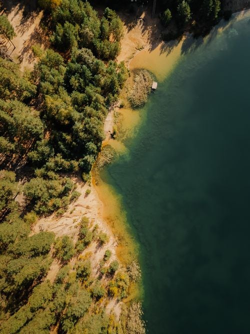 La isla de la capilla de madera que aún sobrevive sobre el lago Lácar