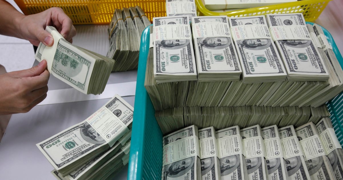 El dólar informal cedió un 1% y se acercó al precio de venta del Banco Nación