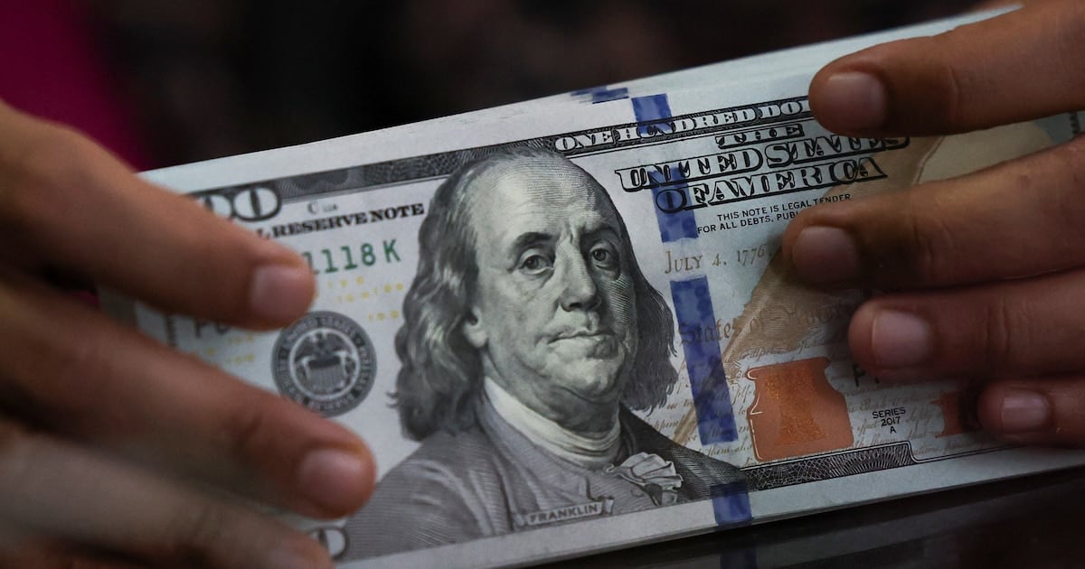 El dólar cerró una rueda con señales mixtas y el blue se despegó cinco pesos