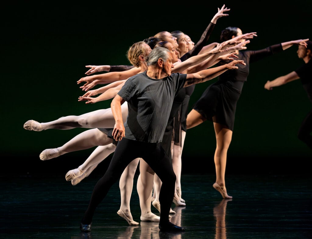 Una noche de baile y memoria: el elenco de El Baile Infinito sube a escena en el Cine Teatro Español con entrada a la gorra inversa