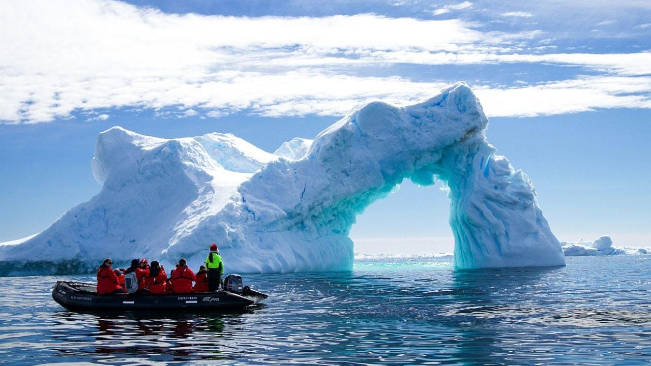 Una vuelta completa a la Antártida en casi dos meses: qué cambia frente a los cruceros clásicos de diez días