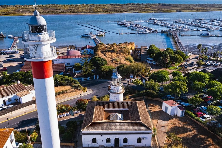 El Rompido: cocina de mar, dunas móviles y dos faros centenarios en la costa de Huelva
