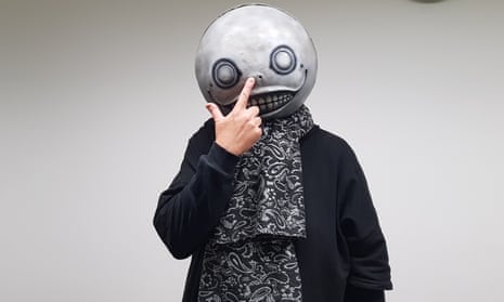 Yoko Taro, el enmascarado que escribe Evangelion para no perder la cabeza (literalmente)