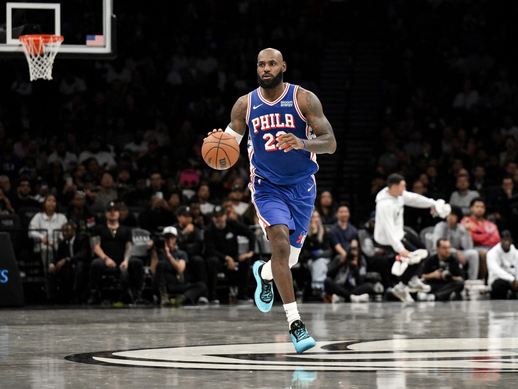 El Rey cambió de corona y los Sixers ya paladearon la primera derrota