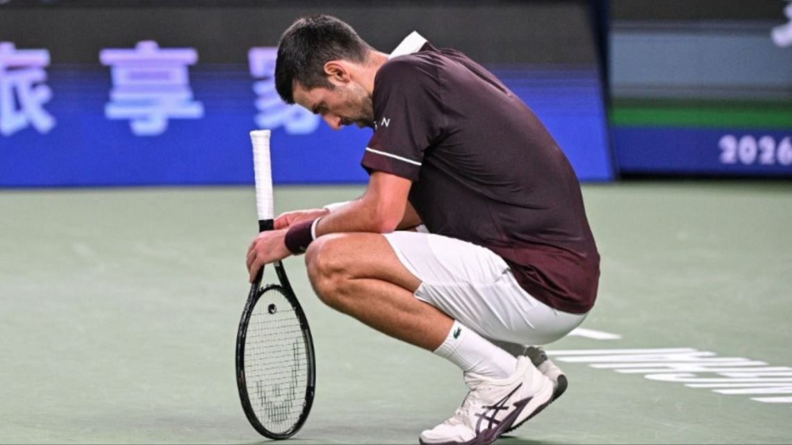 Nole tropezó en su debut en Shanghái y ahora la carrera hacia el Maestros se le complica