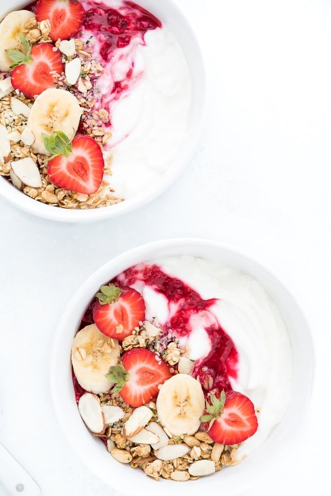 Yogur griego y hígado graso: por qué un solo alimento no alcanza y qué sí recomienda la ciencia