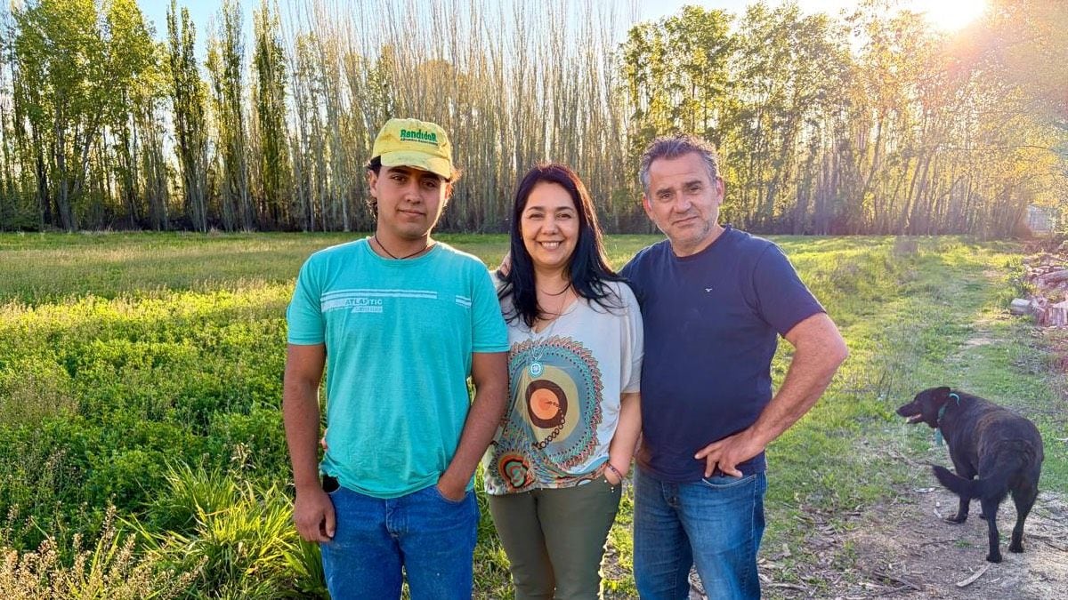 A pulmón y con amor: la pareja que dejó la ciudad para revivir la chacra que recibió como herencia