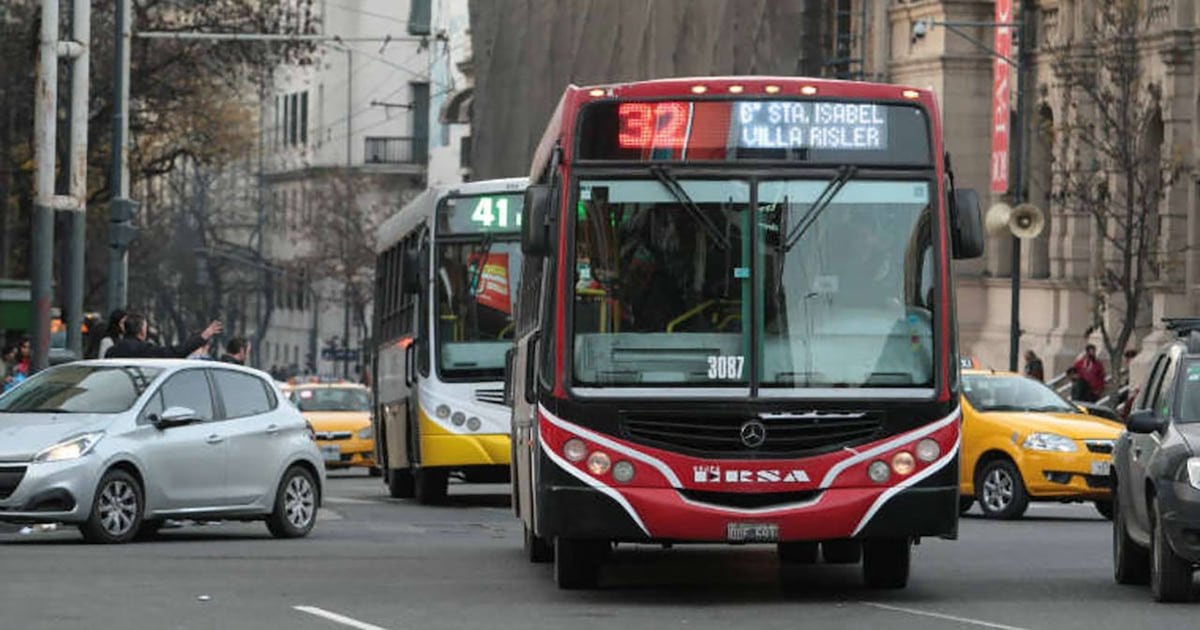 El boleto mínimo de colectivo en Argentina exhibe una brecha superior a los 2.400 pesos entre el valor más alto y el más bajo