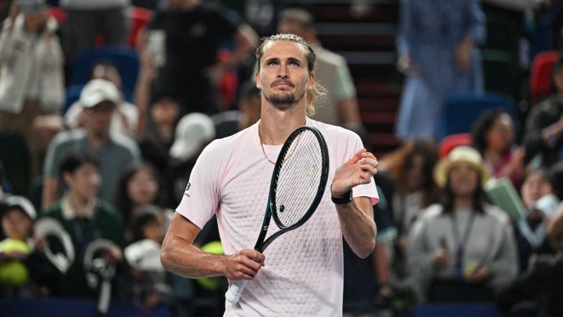 Zverev sacó a flote la muñeca en el desempate y se metió en cuartos del Masters de Shanghái