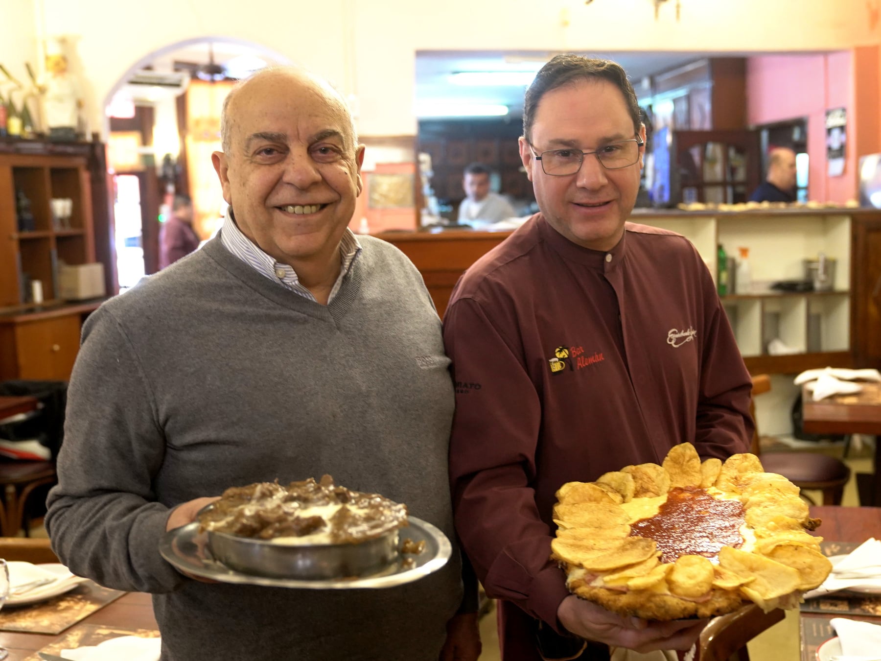 El bodegón de Villa Devoto que abrió como cervecería en 1908 y hoy es templo de la milanesa napolitana