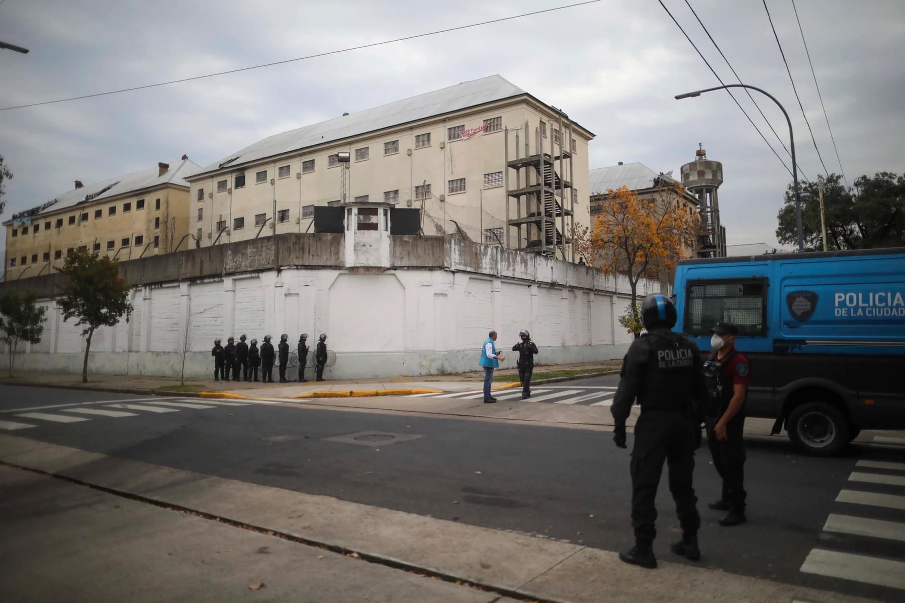 Devoto: el operativo ya movió a más de mil internos y crece la protesta por las pertenencias