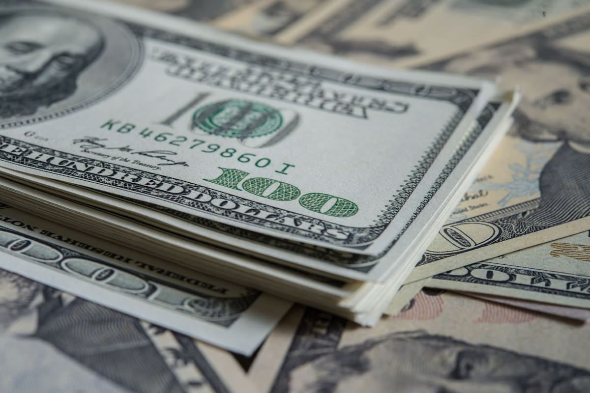 El dólar mayorista opera a $1.512,50 y el techo de la banda cambiaria se recalcula en $1.989 para noviembre