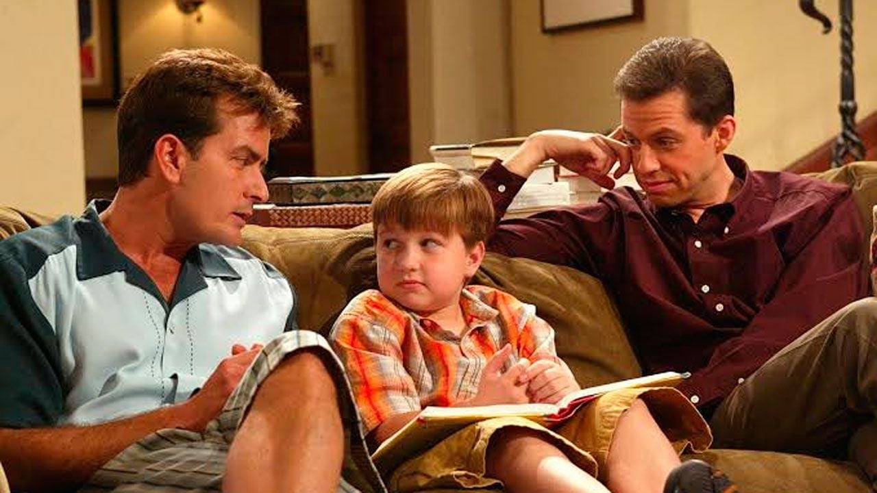 El inglés que se fugó de los setecientos cincuenta mil dólares: Hugh Grant casi se queda con la silla de Charlie Sheen