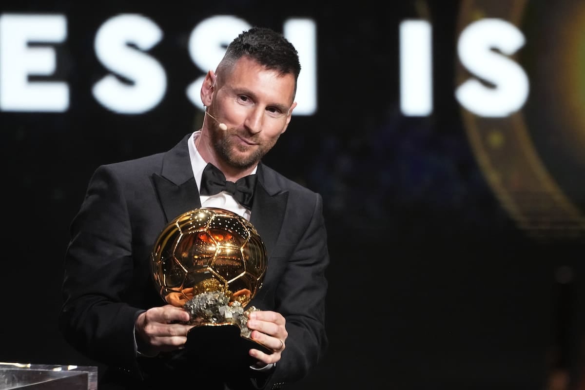 El viejo Messi, otra vez en la mesa grande: el Balón de Oro lo espera con los brazos abiertos