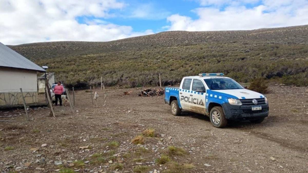 Una semana a oscuras y sin comida: el operativo policial que sacó a una madre y a sus tres hijos del barro neuquino