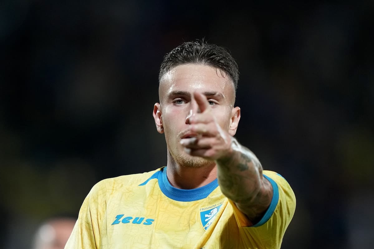 El pibe Raimondo se puso la capa y Frosinone goleó a Sassuolo en una noche de locos
