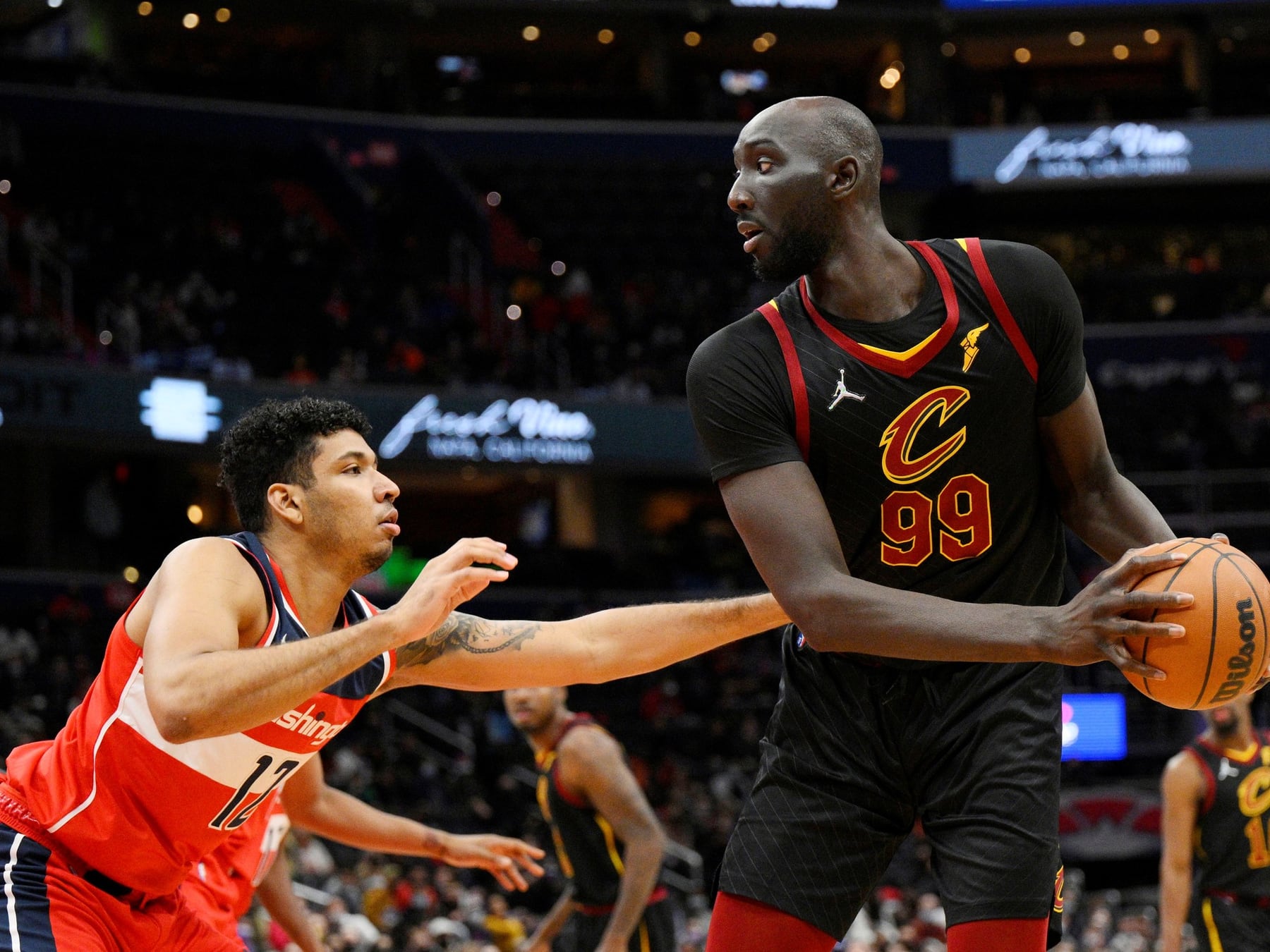El gigante que devuelve la NBA: Tacko Fall recaló en Filadelfia con un contrato que le abre dos frentes