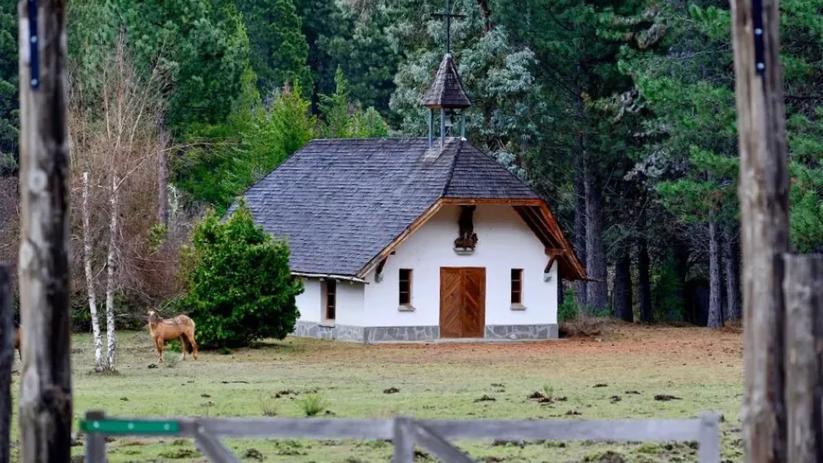La iglesia alpina que un príncipe alemán dejó olvidada entre las lengas de Meliquina