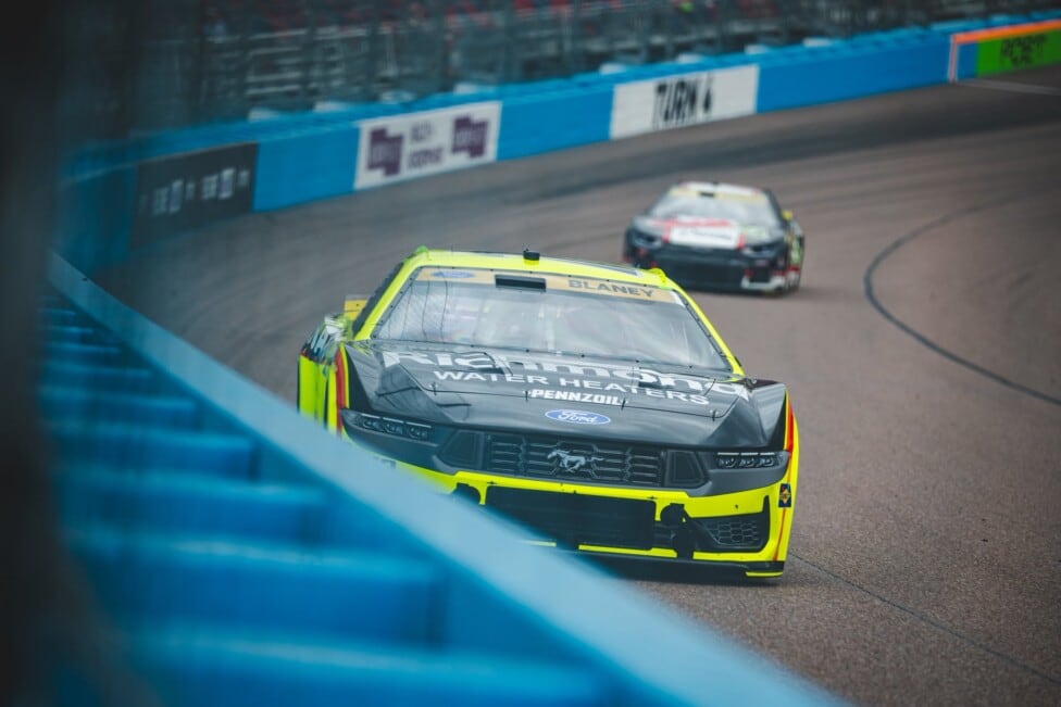 Blaney se adueñó de la pole en Phoenix y dejó a Larson con la peor cara del sábado