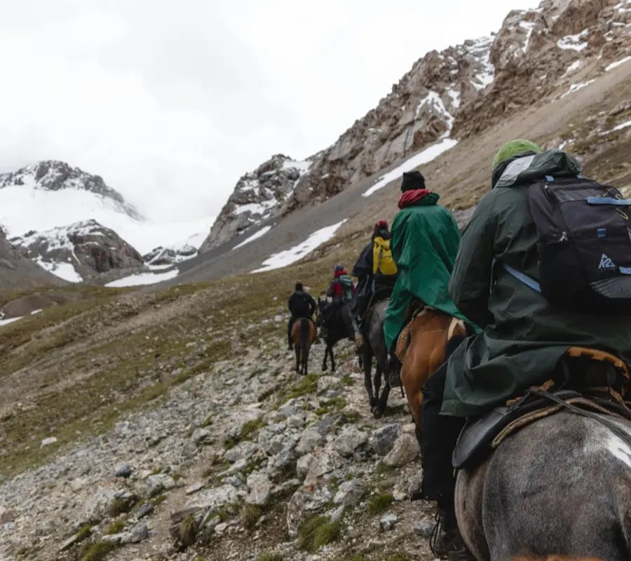 A la sombra del Copahue, una familia neuquina reabre las cabalgatas en Caviahue y pone el bienestar animal en el centro de la experiencia