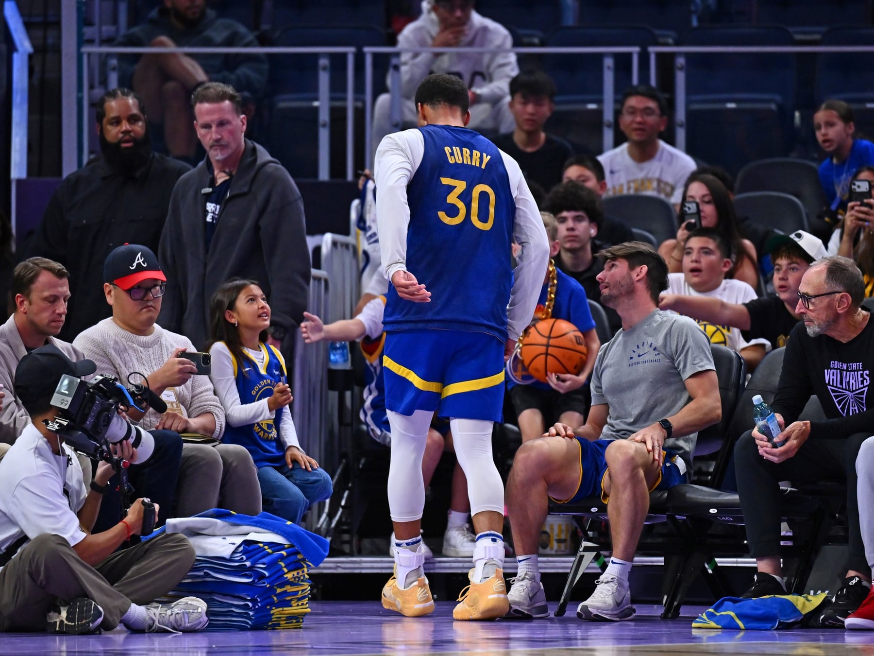 Curry cobrará menos y juega con un signo de pregunta: el tobillo del chef preocupa a Golden War