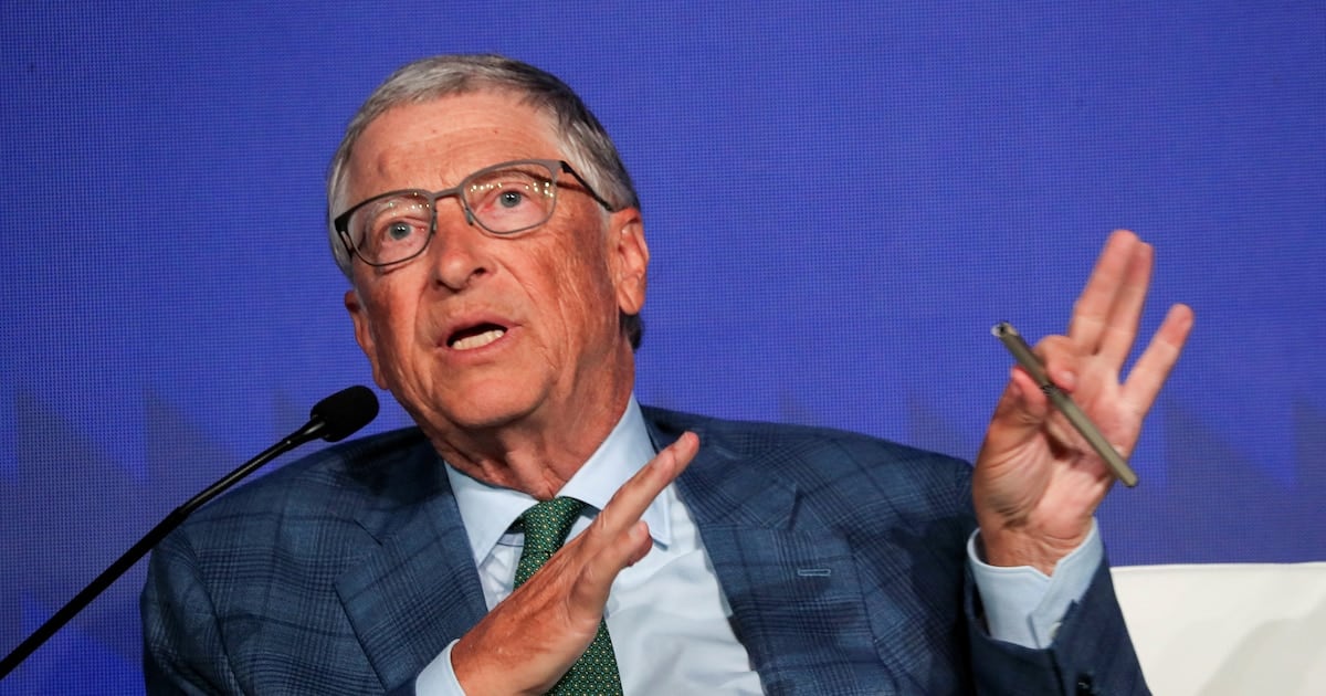 Bill Gates reclamó desde el Vaticano que los gobiernos regulen la inteligencia artificial antes de que agrande la brecha social
