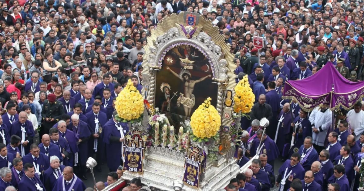 El Cristo Moreno tiñe de morado el corazón limeño en su tercer recorrido del mes