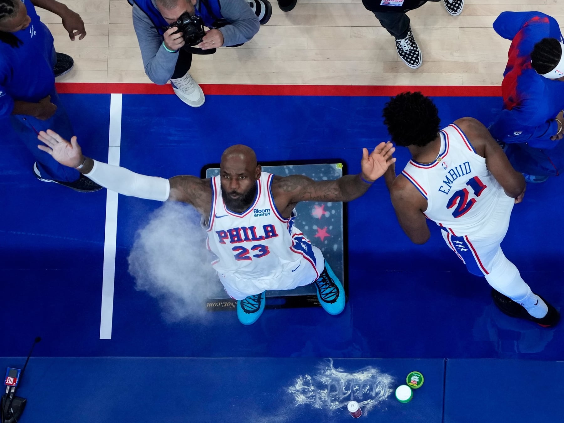 LeBron se prueba la camiseta de los Sixers en el Madison: la NBA vuelve a abrir el telón con todo
