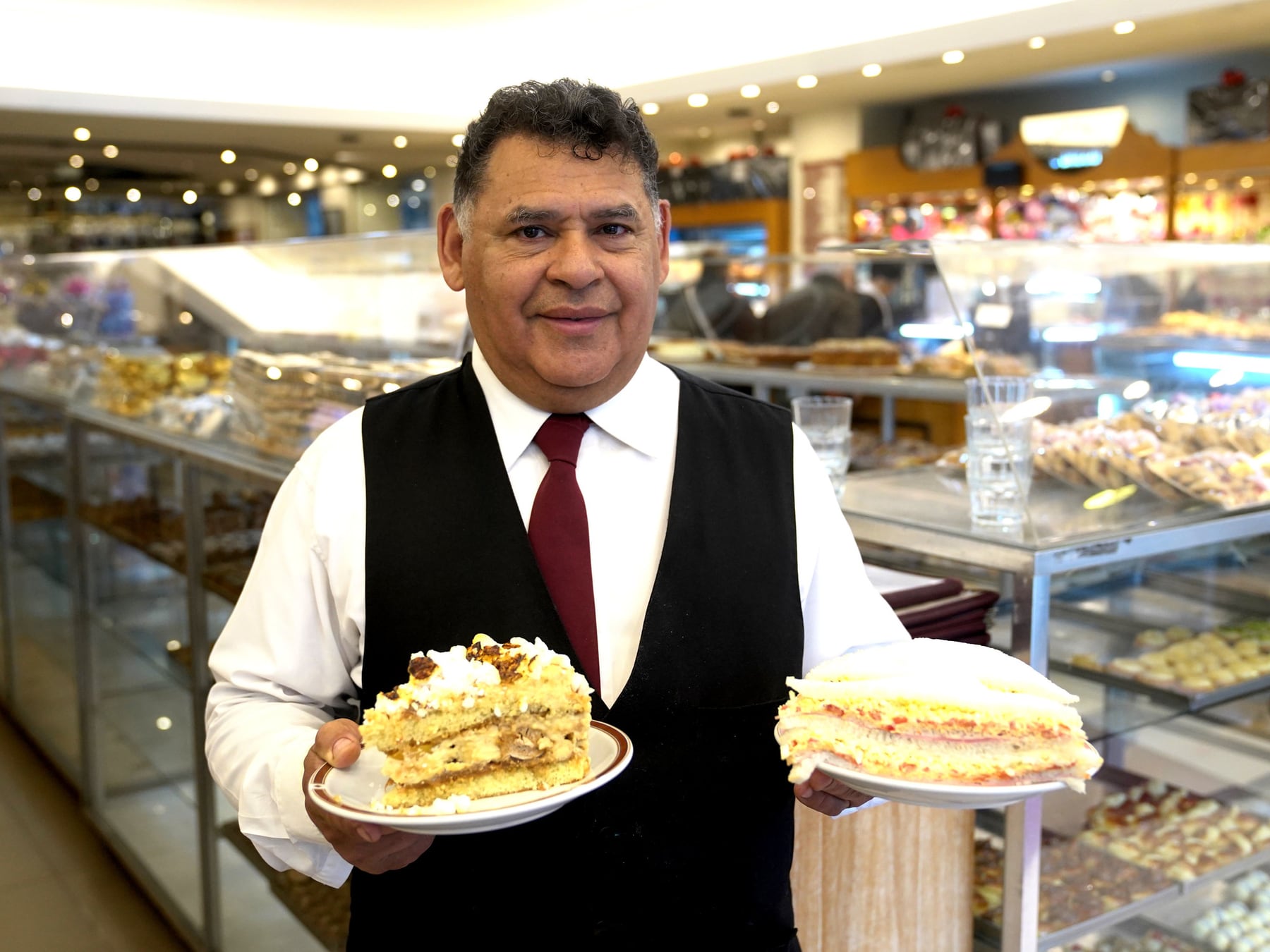 El Greco mantiene en Caballito una tradición porteña de vitrinas, mozos y sándwiches de miga