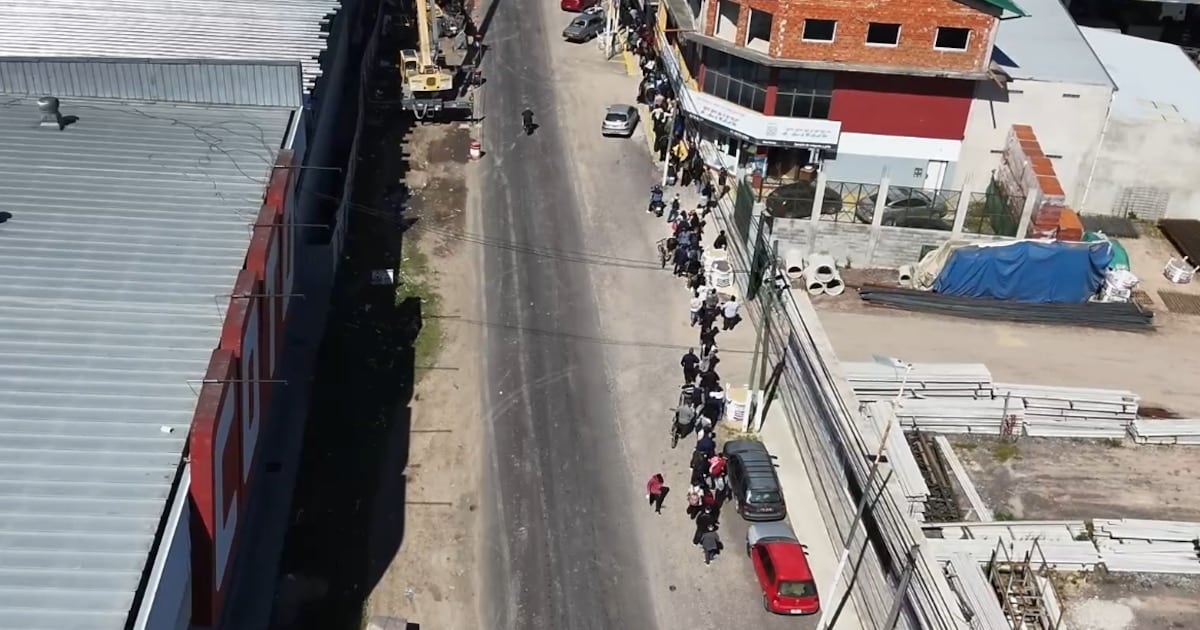 Ezeiza: una distribuidora alimenticia recibió más de diez cuadras de fila para cubrir apenas cuarenta puestos de trabajo