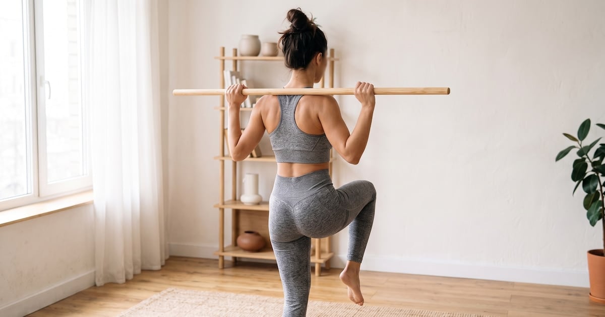 Abdominales en casa: una rutina breve con palo de escoba