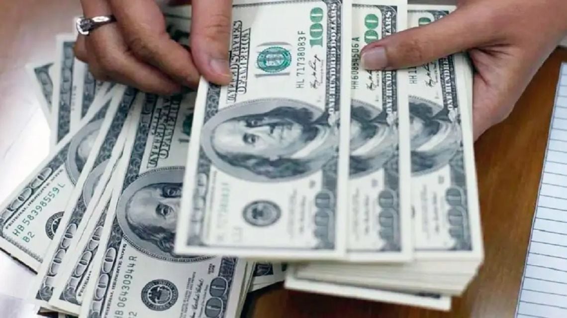 El dólar minorista reached $1.550 y reducidó a la mitad la brecha con el mercado informal