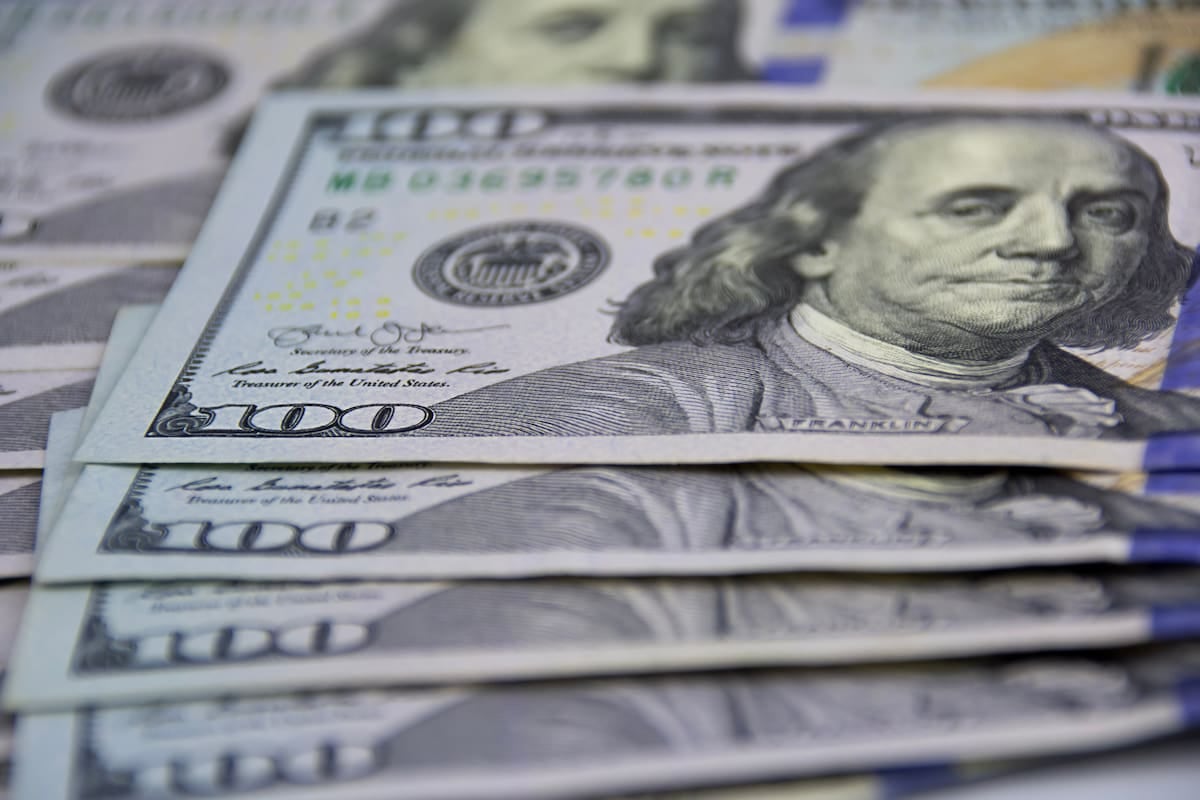 El dólar queda en $1.550 y la brecha con el blue se mantiene cerca de $10