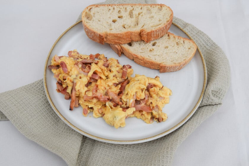 Huevos revueltos con bacon: cómo lograr una textura cremosa sin Complications