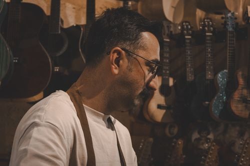 Saúl Pérez Zibana transforma madera y memoria en instrumentos neuquinos