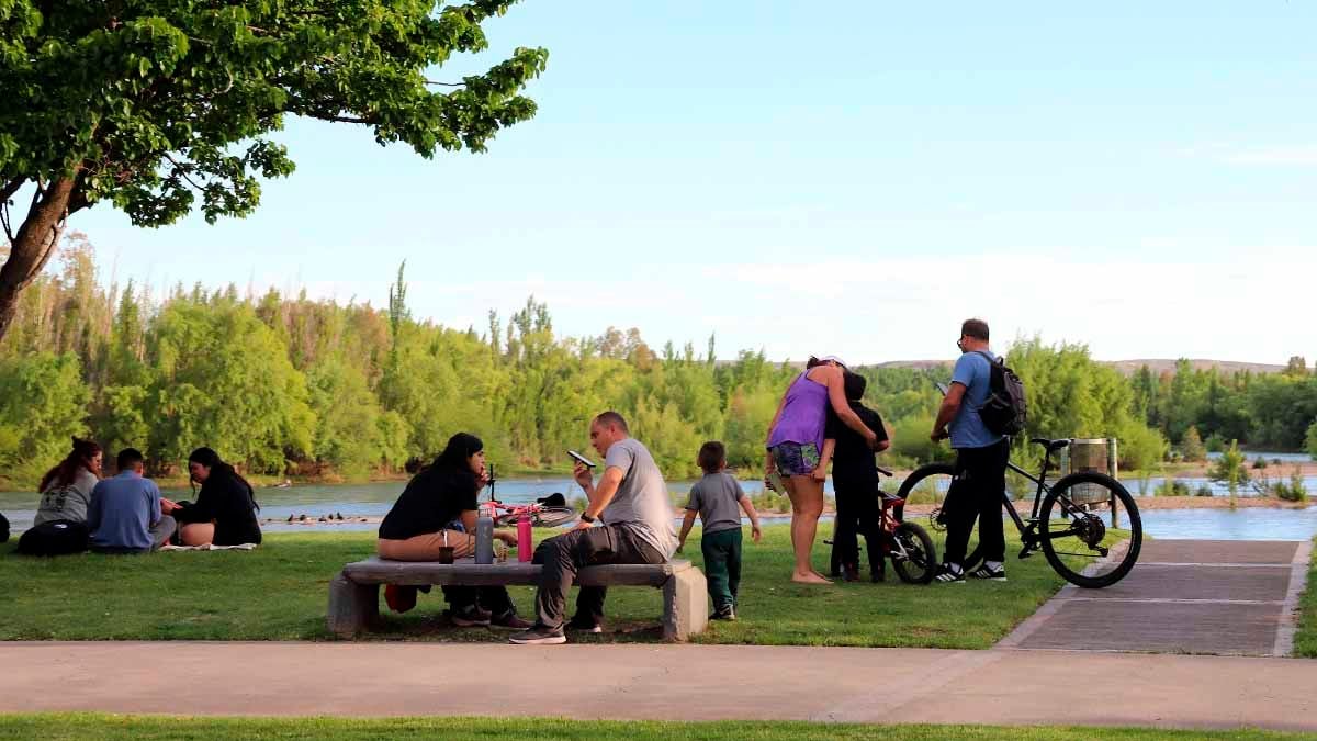 Neuquén disfrutó de una tarde junto al Limay y espera días más cálidos