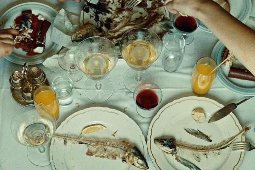 Dos jóvenes, un banquete y ningún permiso: vuelve Las margaritas